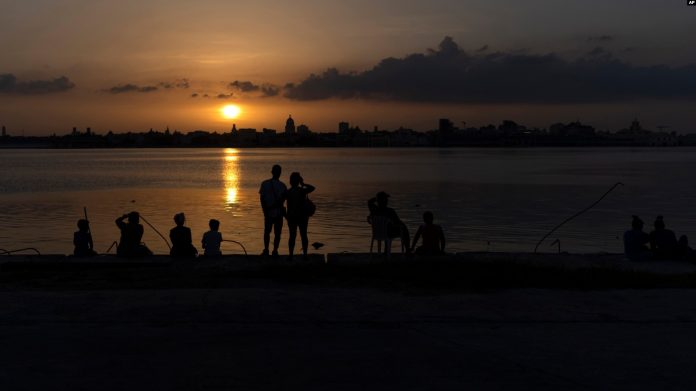 Los apagones de hasta 12 horas podrían ser el detonante que motive a los cubanos a lanzarse a las calles nuevamente y el Gobierno lo sabe