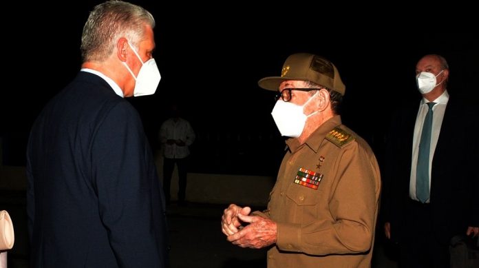 Prensa oficialista publica foto de Raúl Castro despidiendo a Díaz-Canel en La Habana, antes de viajar a México para callar rumores sobre su muerte