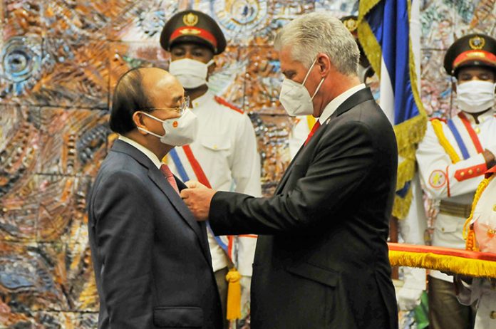 Vietnam anuncia la compra 10 millones de dosis de la vacuna cubana Abdala y Díaz-Canel le brillan los ojos y le entrega la orden José Martí a su presidente, la más alta distinción que se otorga en la Isla