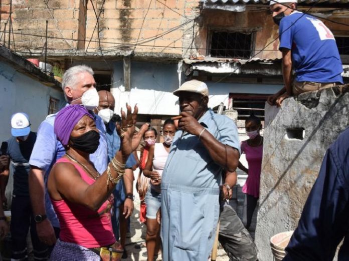 Díaz-Canel visita el solar donde nació Celia Cruz en La Habana, pero evita cualquier comentario sobre la Reina de la Salsa