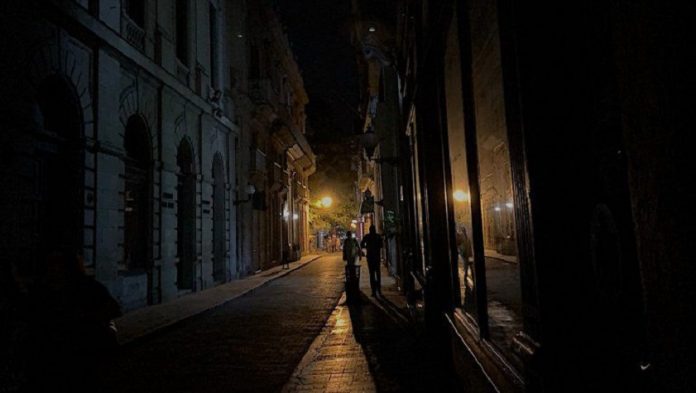 Desesperación!!! Cubanos reportan hasta 12 horas continúas de apagones en sus viviendas: 