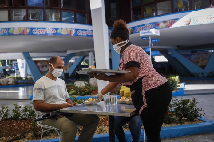 Los cubanos que quieran desde ahora disfrutar de la heladería Coppelia en La Habana deben llamar para reservar con al menos 24 horas de antelación