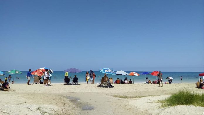 Cubanos toman playas y calles de La Habana, tras meses de encierro obligado por la pandemia