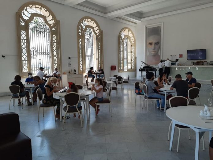 La escasez y la subida de los costos de la materia prima disparan el precio de los restaurantes y las cafeterías en Cuba