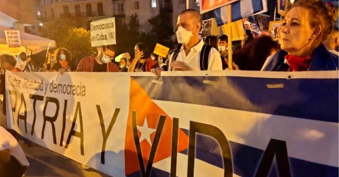 Con carteles de 'Patria y Vida', cubanos increpan a Silvio Rodríguez en Madrid