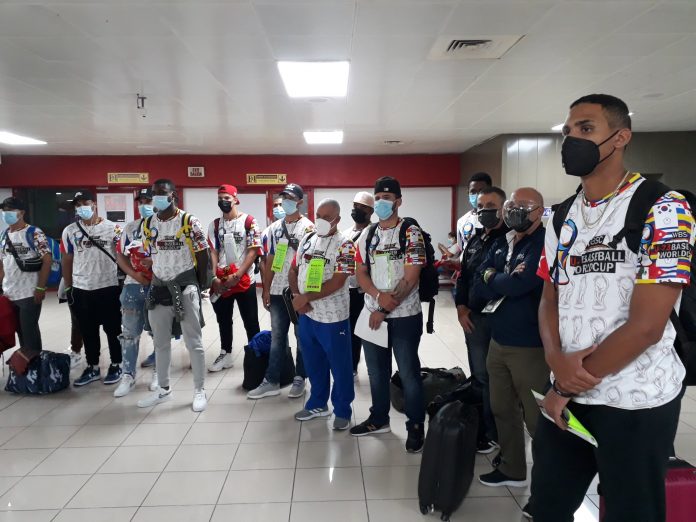 Llega a Cuba la mitad del equipo de béibol que jugó el Mundial Sub-23 en México, tras la fuga de 12 de sus peloteros