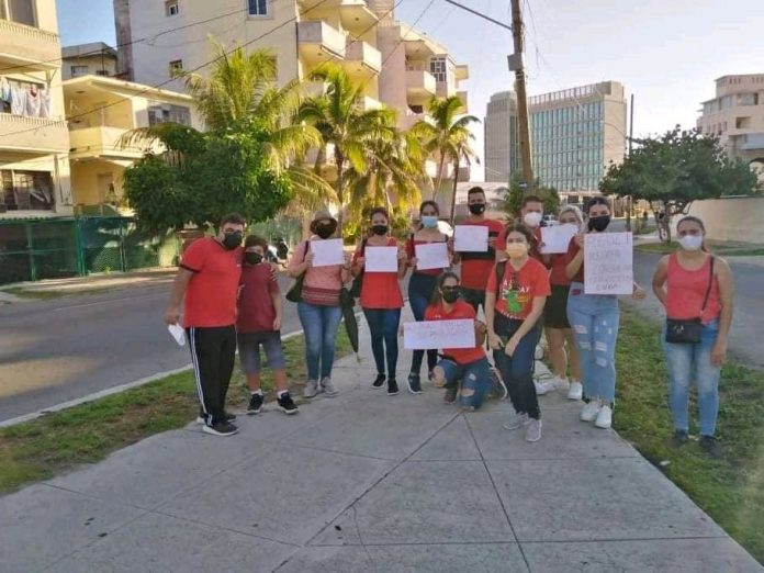 Familias cubanas se manifestaron cerca de la Embajada de EE.UU. en La Habana