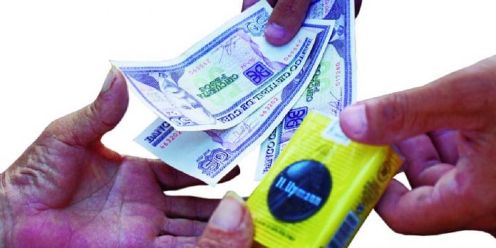 El costoso “placer” de fumar en Cuba