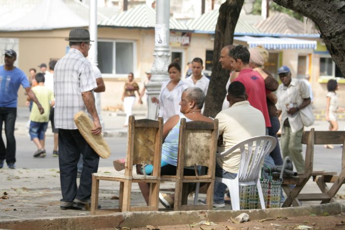 Oftalmólogo norteamericano descubre la causa por la que más de 50 mil cubanos perdieron la visión en el período especial