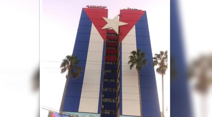 Inauguran mural con la mayor bandera cubana del mundo en Matanzas