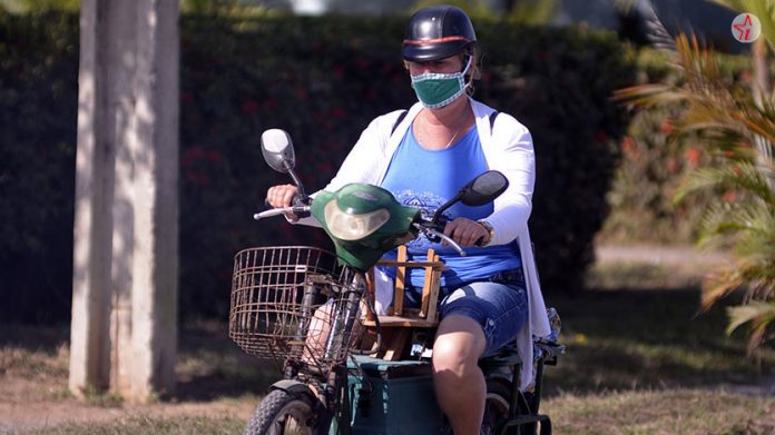 Las bicicletas eléctricas le van robando protagonismo a las 'motorinas' en las calles cubanas