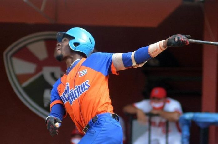 Se queda completa la mitad del equipo Cuba de béisbol en México tras el abandono ayer del pelotero Geisel Cepeda