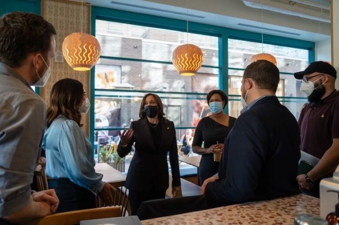 Vicepresidente de Estados Unidos, Kamala Harris, se fue a tomar una 