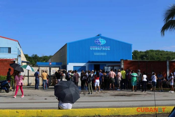 Las largas colas de la angustia para recibir un paquete enviado desde el extranjero en Cuba