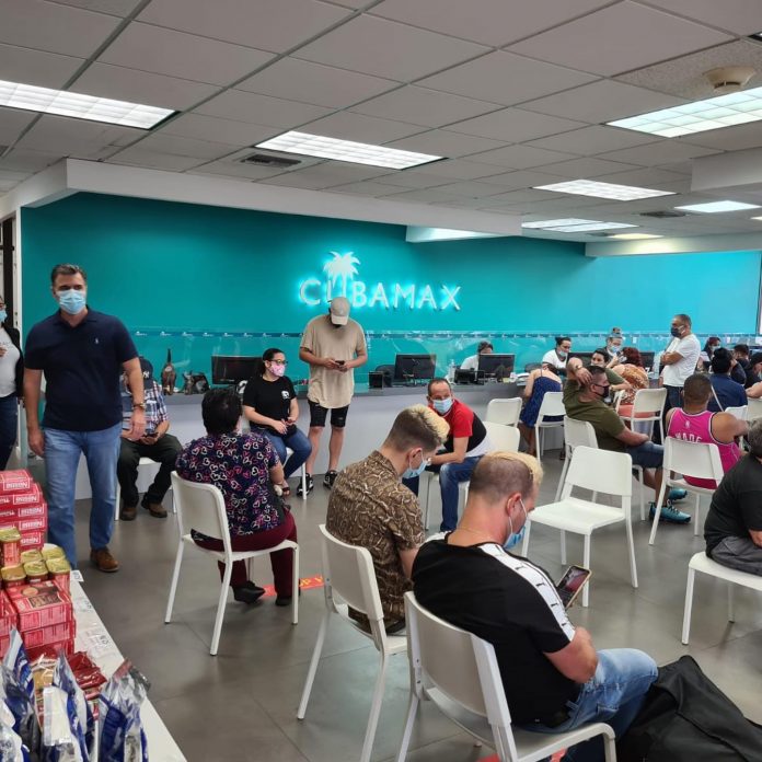 Cubanos abarrotan agencias de Miami para viajar a la isla