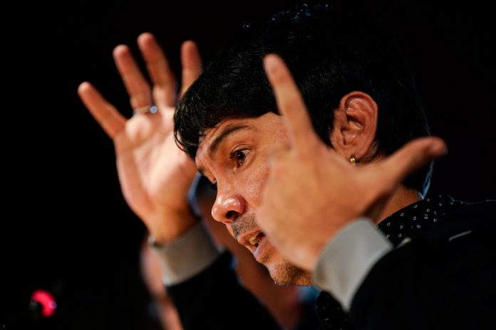 Yunior García dice que salió de Cuba solo con 150 dólares en el bolsillo y que el visado a España lo tramitó dos días antes del 15 de noviembre