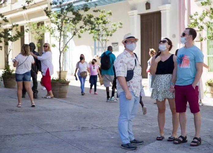 Llegan primeros turistas a Cuba tras dos años de letargo por la pandemia