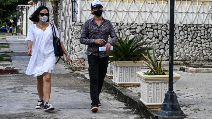 La esposa de Yunior García sale en su defensa tras las fuertes criticas recibidas por viajar a España: 