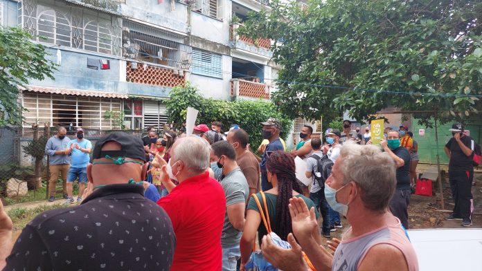 Publican videos del acto de repudio contra Yunior García en la puerta de su casa