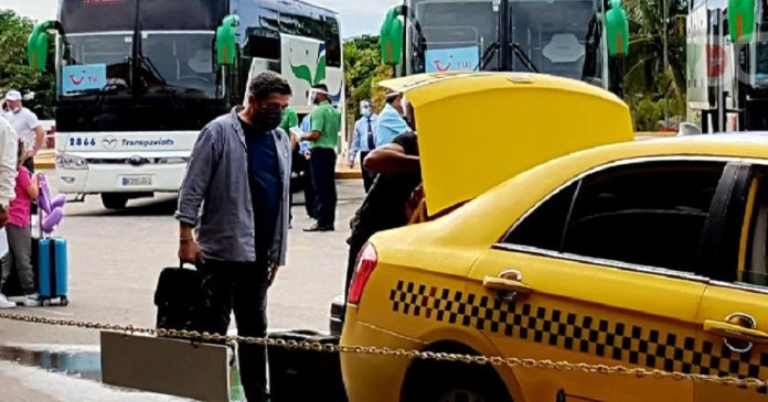 Gobierno cubano quiere quitarle el trabajo a los taxistas en el Aeropuerto de La Habana y crea una flotilla de guaguas que ofrecerá el servicio de transporte pero pagando en MLC