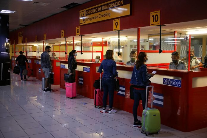 Mientras Cuba vuelve a abrirse al turismo tras meses de confinamiento, muchos en la isla buscan irse en busca de una mejor vida