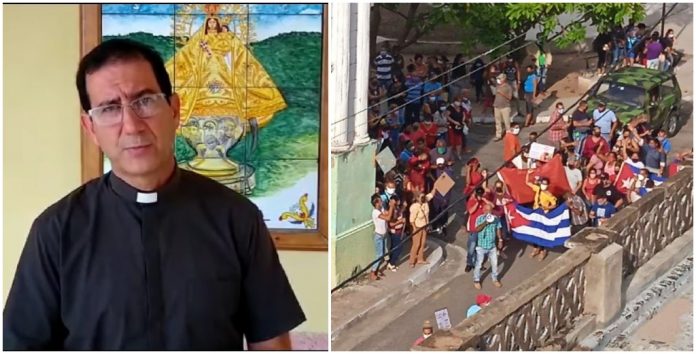 Padre Alberto Reyes recibe un acto de repudio frente a la sede del arzobispado de Camagüey