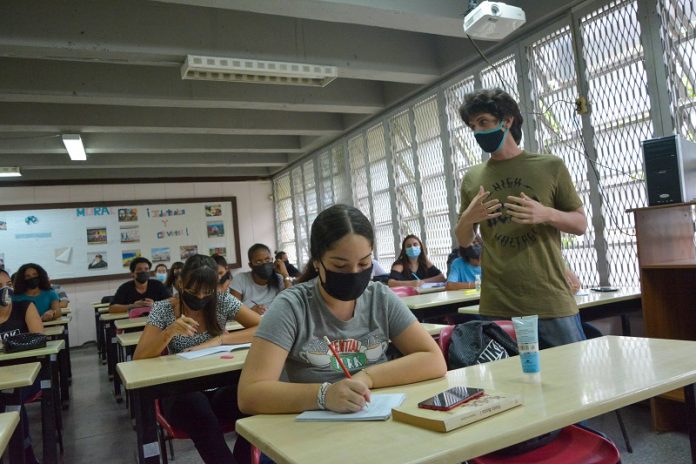 Universitarios cubanos retornarán a las aulas solo si están vacunados contra el coronavirus