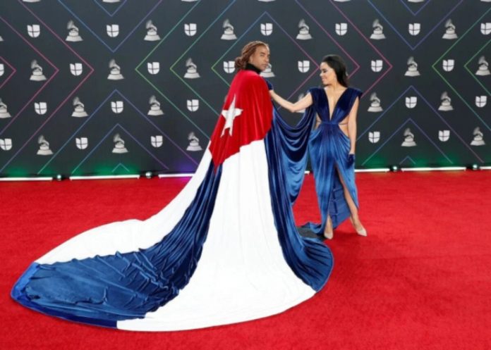 Prensa estatal cubana arremete contra Yotuel Romero y Beatriz Luengo, acusándolos de violar ley cubana de símbolos nacionales