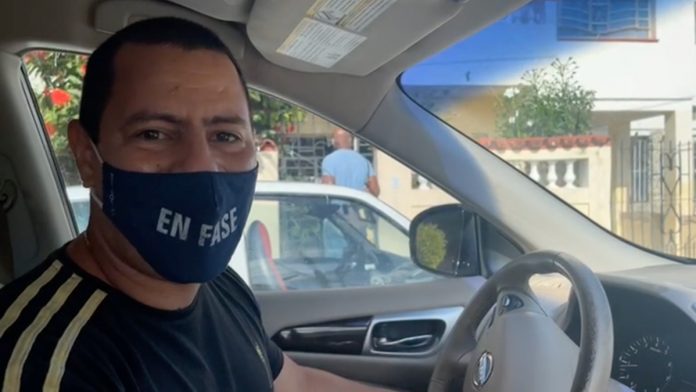 Cantante de Buena Fe, Israel Rojas, conduce su flamante Nissan por las calles habaneras y cubanos lo llaman 'Sandro Castro 2': 