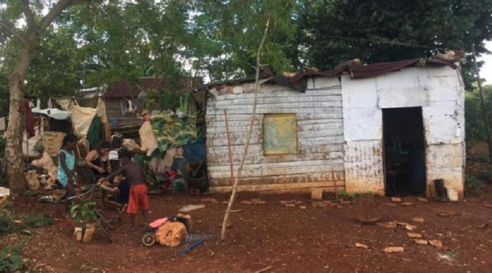 Sin electricidad, sin agua potable y con casas de madera... así es la vida en un 