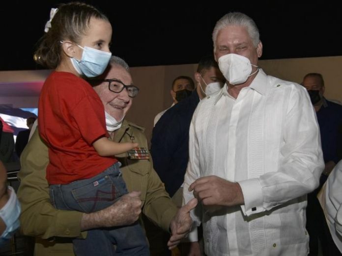 Raúl Castro confiesa que lloró al ver la obra teatral que La Colmenita le dedicó a Fidel Castro