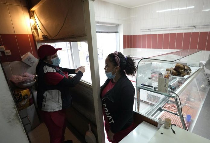 Familia cubana encuentra bienvenida y estatus de refugiado en la lejana Serbia