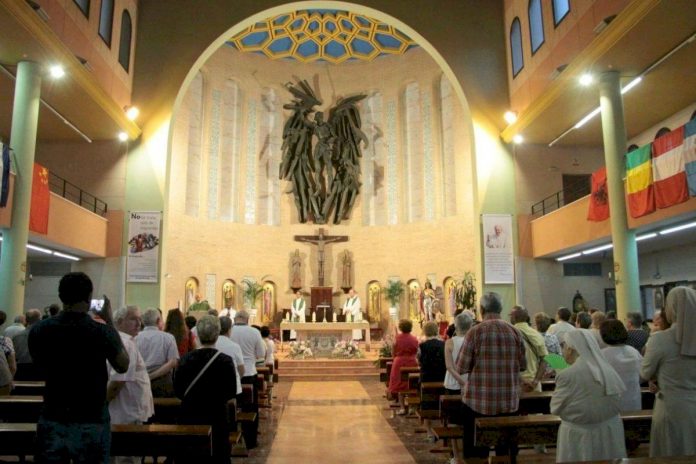 Parroquia en España envía a Cuba maletas con medicamentos donados para repartir entre la población