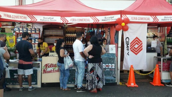 Entre coleros, largas colas y cientos de policías, se realizó ayer una feria comercial en pesos cubanos en Carlos III con mucho de lo que no hay en las tiendas