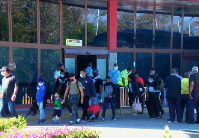 Decenas de cubanos llevan tres días varados en Santiago de Cuba por la cancelación de un vuelo a Nicaragua