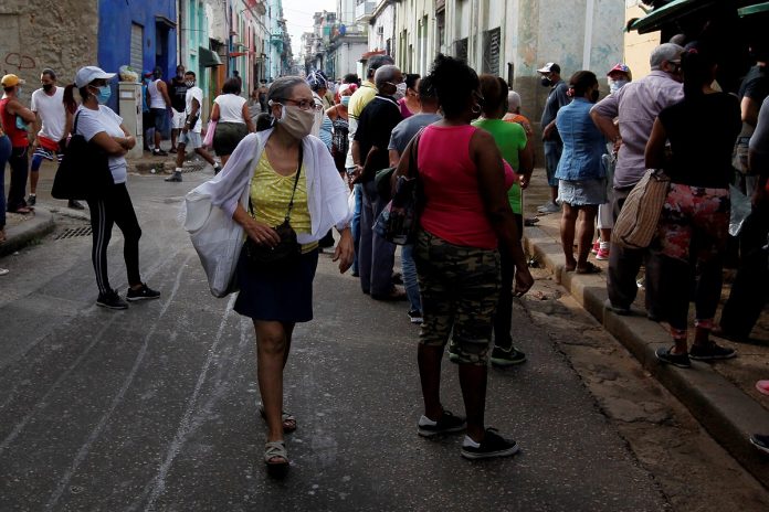 Rumores en Cuba apuntan a un nuevo aumento de salarios y la venta de dólares por el Gobierno