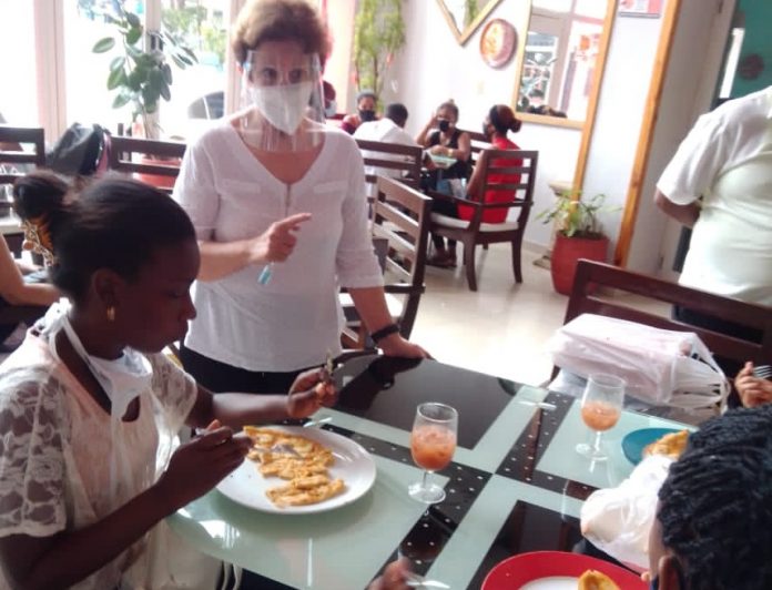 Gobierno cubano cederá a manos privadas el control de más de 3000 establecimientos estatales en el 2022