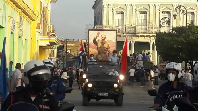 El Gobierno pasea un retrato de Fidel Castro por Sancti Spíritus el mismo Día de los Reyes Magos