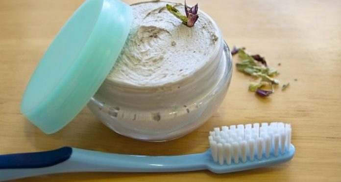 Gobierno cubano hecha mano de inventos del período especial y comienza a producir pasta dental a partir de arcilla blanca