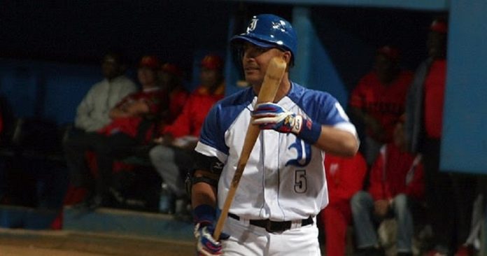 Pelotero de Industriales Wilfredo Aroche abandona la isla por sorpresa tras gestionar un contrato en Italia sin autorización del Gobierno cubano