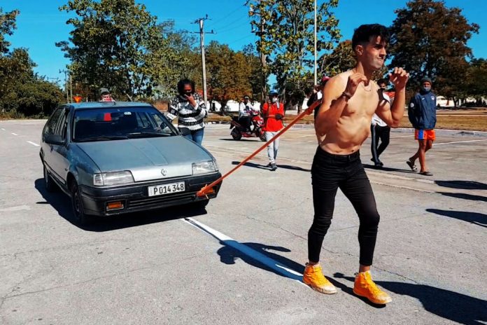 Joven cubano intentará romper un Récord Guinnes tirando de un automóvil con 1100 kilogramos de peso solo usando su espalda