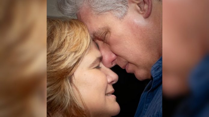 Díaz-Canel se monta en el carro de San Valentín desde sus redes sociales con foto romanticona y le llueven las criticas