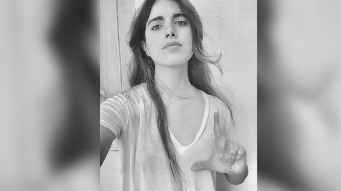 La historiadora del arte, activista y escritora cubana Carolina Barrero es obligada por el Gobierno a dejar la isla bajo amenaza de prisión