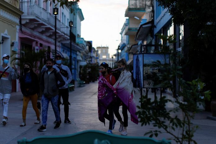 Los cubanos han tenido que tirar de cuanto trapo tienen guardado para abrigarse en medio de una ola de frío que no se vivía desde hace años