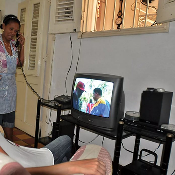 Reconocida periodista oficialista propone que la televisión cubana permita anuncios de negocios y empresas privadas que funciones en la isla